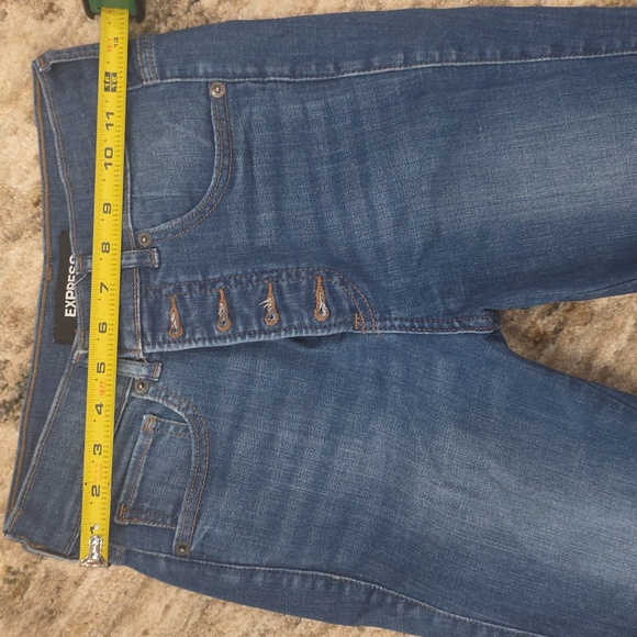Express Jeans. Button down!  Like New ! SIZE 2 - Picture 4 of 9